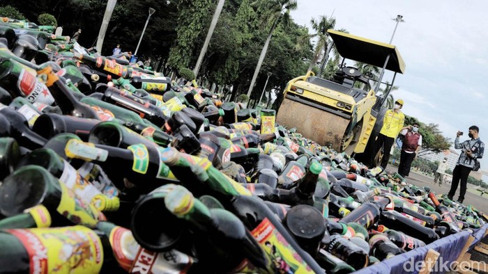 14 Ribu Miras Ilegal Dimunahkan di Monas Pemprov DKI Jakarta memusnahkan 14 ribu minuman beralkohol di kawasan Monas, Jakarta, Jumat (18/11/2022). Ini merupakan hasil penertiban selama tahun 2021.