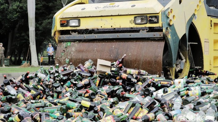14 Ribu Miras Ilegal Dimunahkan di Monas Pemprov DKI Jakarta memusnahkan 14 ribu minuman beralkohol di kawasan Monas, Jakarta, Jumat (18/11/2022). Ini merupakan hasil penertiban selama tahun 2021.