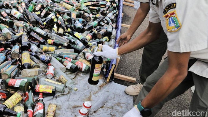 14 Ribu Miras Ilegal Dimunahkan di Monas Pemprov DKI Jakarta memusnahkan 14 ribu minuman beralkohol di kawasan Monas, Jakarta, Jumat (18/11/2022). Ini merupakan hasil penertiban selama tahun 2021.