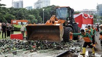 Kepala Satpol PP DKI Jakarta Arifin menjelaskan penindakan dilakukan terhadap para pedagang yang tak mengantongi izin. Penindakan berupa penyitaan barang dagangan hingga pemusnahan.