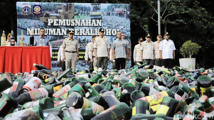 Pemprov DKI Jakarta memusnahkan 14 ribu minuman beralkohol di kawasan Monas, Jakarta, Jumat (18/11/2022). Ini merupakan hasil penertiban selama tahun 2021.