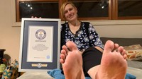 Seorang wanita asal AS, Tanya Herbert memecahkan rekor pemilik kaki terbesar di dunia versi Guinness World Records. Diketahui, ia memiliki ukuran kaki sebesar 33,1 cm (kanan) dan 32,5 cm (kiri). (Foto: Guinness World Records)