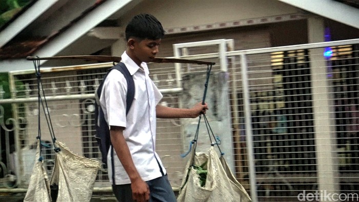 Adia Riswandi, siswa SMA di Sukabumi yang berjualan sayur sebelum ke sekolah.