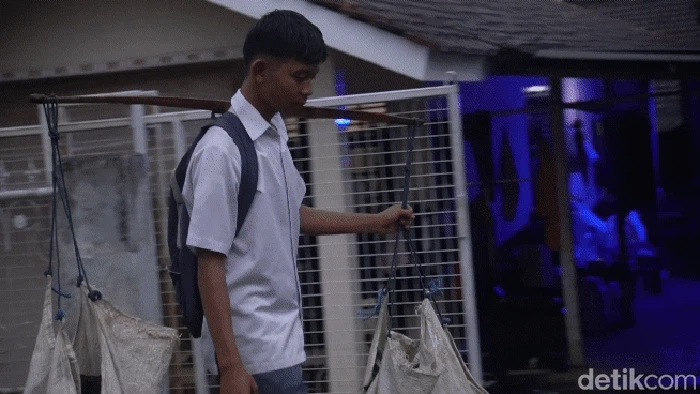 Adia Riswandi, siswa SMA di Sukabumi yang berjualan sayur sebelum ke sekolah.