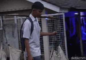 Kisah Adia Pelajar Sukabumi Jualan Sayur Sebelum Pergi Sekolah