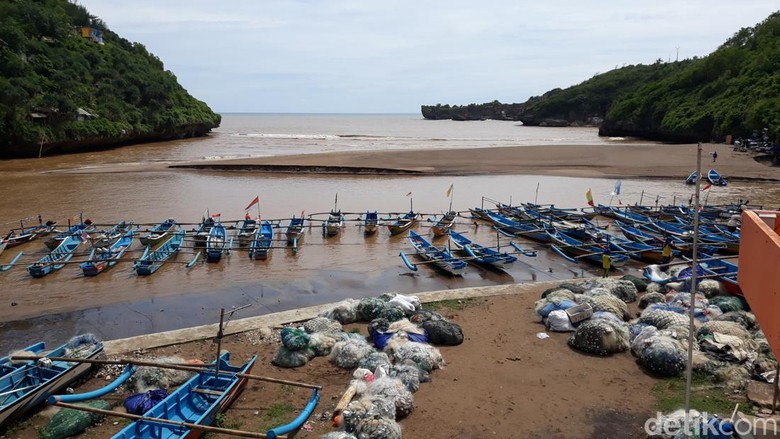 Air laut di Pantai Baron, Kabupaten Gunungkidul, berubah menjadi warna cokelat, Jumat (18/11/2022).