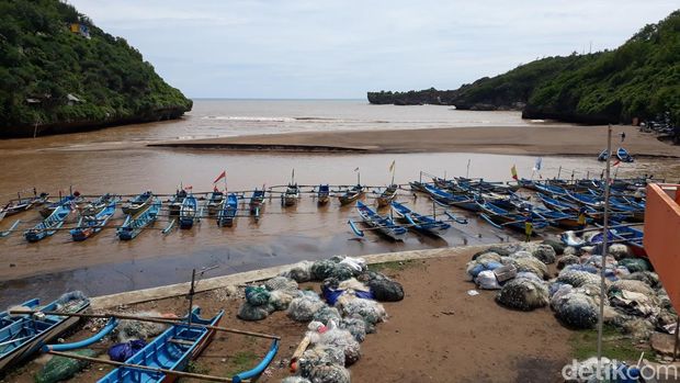 Air laut di Pantai Baron, Kabupaten Gunungkidul, berubah menjadi warna cokelat, Jumat (18/11/2022).