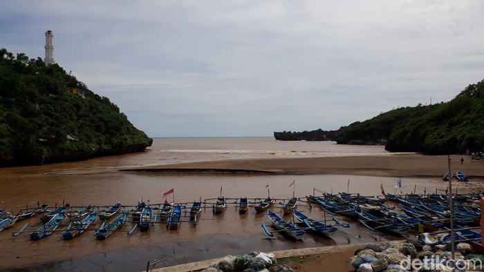 Air laut di Pantai Baron, Kabupaten Gunungkidul, berubah menjadi warna cokelat, Jumat (18/11/2022).