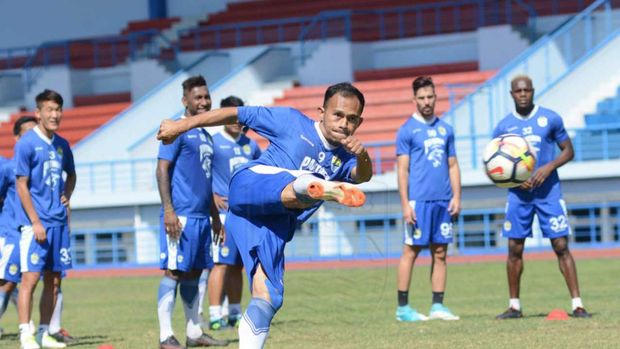 Airlangga Sucipto bersama Persib pada musim 2018.
