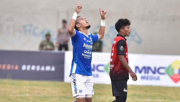 Airlangga Sucipto saat bermain untuk Persib Bandung.
