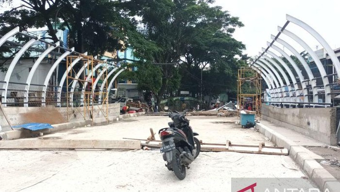Akses Jembatan Cibubur di Jalan Lapangan Tembak perbatasan Kecamatan Ciracas dan Pasar Rebo, Jakarta Timur (Jaktim), mulai dibuka bagi pengendara. (ANTARA/Yogi Rachman)