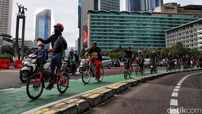 Sejumlah warga yang tergabung dalam komunitas sepeda Bike To Work melakukan aksi Selamatkan Jalur Sepeda di kawasan FX Sudirman menuju Balai Kota Jakarta, Jumat (18/11/2022).