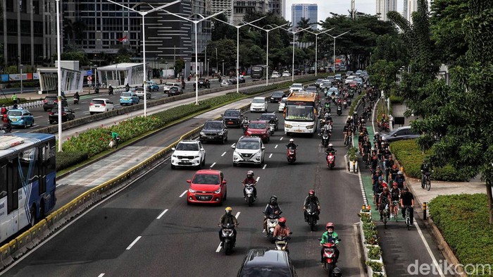 Aksi Bike To Work Tolak Penghapusan Anggaran Jalur Sepeda Jakarta Sejumlah warga yang tergabung dalam komunitas sepeda Bike To Work melakukan aksi Selamatkan Jalur Sepeda di kawasan FX Sudirman menuju Balai Kota Jakarta, Jumat (18/11/2022).