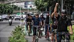 Aksi Bike to Work Tolak Penghapusan Anggaran Jalur Sepeda Jakarta