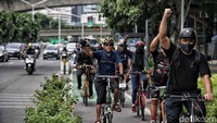 Menurut Ketua Umum Komunitas Bike to Work Indonesia Fahmi Saimima, penghapusan anggaran pembangunan jalur sepeda sebagai sebuah kemunduran.