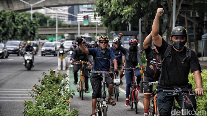 Sejumlah warga yang tergabung dalam komunitas sepeda Bike To Work melakukan aksi Selamatkan Jalur Sepeda di kawasan FX Sudirman menuju Balai Kota Jakarta, Jumat (18/11/2022).