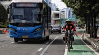 Komunitas Bike to Work menuju Balai Kota untuk menemui Penjabat (Pj) Gubernur DKI Jakarta Heru Budi Hartono.