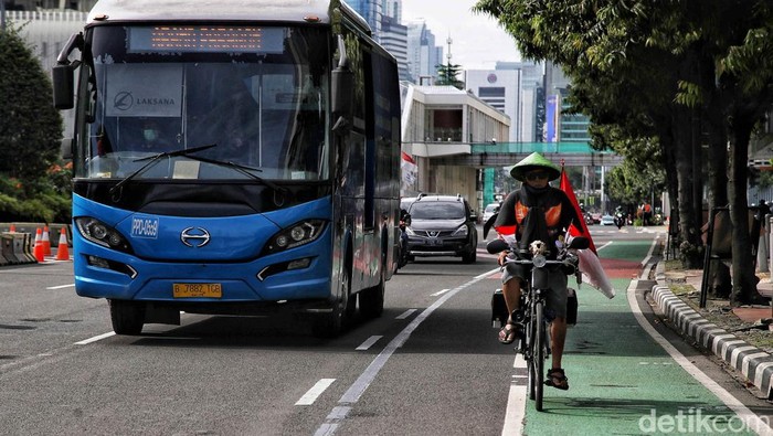 Sejumlah warga yang tergabung dalam komunitas sepeda Bike To Work melakukan aksi Selamatkan Jalur Sepeda di kawasan FX Sudirman menuju Balai Kota Jakarta, Jumat (18/11/2022).