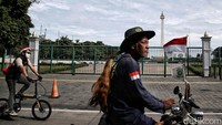 Rombongan komunitas Bike to Work melintas di kawasan Monas, Jakarta.