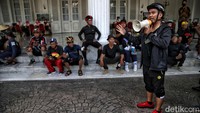 Setibanya di kantor Pj Gubernur DKI Heru Budi Hartono, mereka sempat melakukan orasi terkait penghapusan anggaran jalur sepeda.