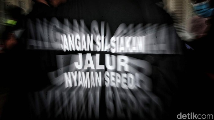 Aksi Bike To Work Tolak Penghapusan Anggaran Jalur Sepeda Jakarta Sejumlah warga yang tergabung dalam komunitas sepeda Bike To Work melakukan aksi Selamatkan Jalur Sepeda di kawasan FX Sudirman menuju Balai Kota Jakarta, Jumat (18/11/2022).