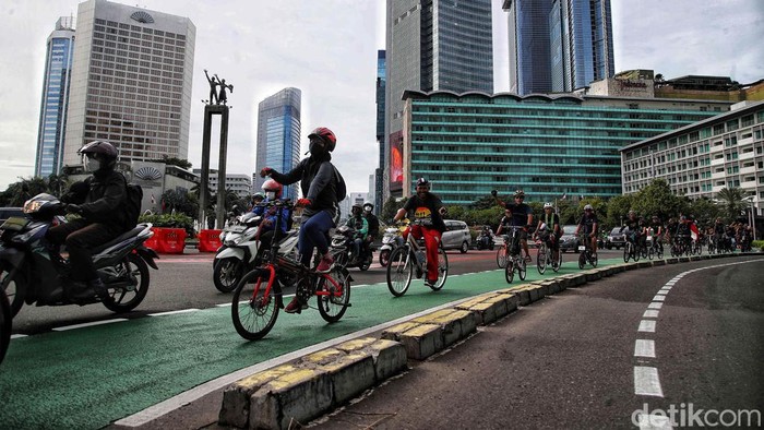 Aksi Bike To Work Tolak Penghapusan Anggaran Jalur Sepeda Jakarta Sejumlah warga yang tergabung dalam komunitas sepeda Bike To Work melakukan aksi Selamatkan Jalur Sepeda di kawasan FX Sudirman menuju Balai Kota Jakarta, Jumat (18/11/2022).