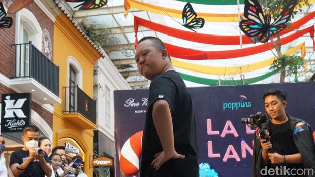 Anak-anak disabilitas melenggak-lenggok di catwalk Bandung