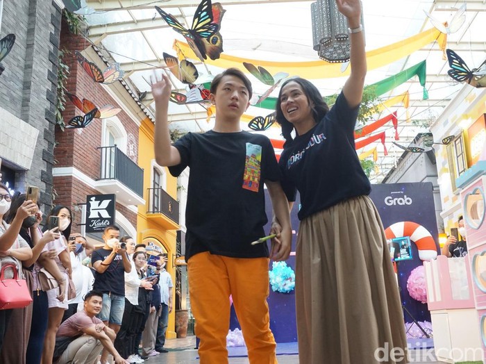 Anak-anak disabilitas melenggak-lenggok di catwalk Bandung