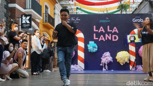 Anak-anak disabilitas melenggak-lenggok di catwalk Bandung