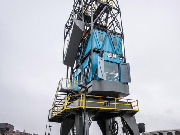 Aneh Tapi Keren, Ada Rumah di Atas Crane!