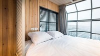 Kamar tidur juga masih tersedia di lantai paling atas yang menyuguhkan pemandangan indah sekitarnya. Dok. inhabitat