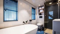 Kamar tidur dan kamar mandi (termasuk baththub dan shower) berada di lantai kedua. Dok. inhabitat