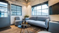 Apartemen seluas 40 meter persegi itu memiliki ruang tamu, ruang makan, dan dapur di lantai bawah. Dok. inhabitat