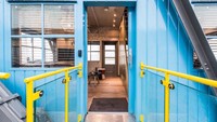 Setiap ruangan apartemen terbuat dari kontainer yang dicat dengan warna mencolok. Dok. inhabitat