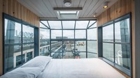 Dari lokasi berdirinya apartemen unik ini, penghuni bisa melihat pemandangan sungai IJ. Dok. Dezeen