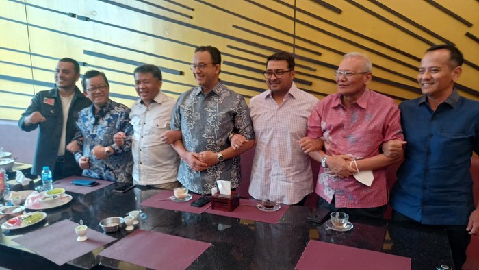 Bakal calon presiden (capres) 2024 Anies Baswedan makan siang dengan tim kecil Koalisi Perubahan. Pertemuan yang dihadiri petinggi Partai NasDem, Partai Demokrat, dan PKS itu untuk menunjukan rasa saling percaya antaranggota Koalisi Perubahan.