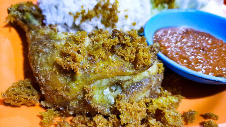 Ayam goreng kremes