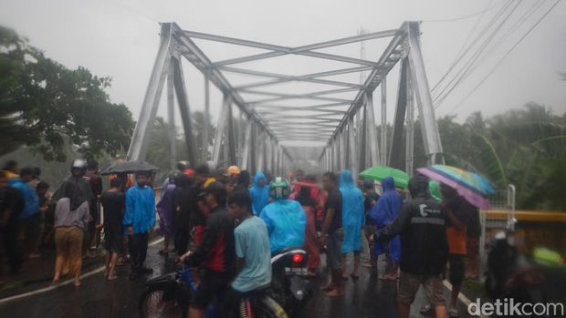 Banjir 2 meter di Polman merendam permukiman membuat warga panik berlarian.