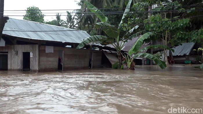 Banjir 2 meter di Polman merendam permukiman membuat warga panik berlarian.