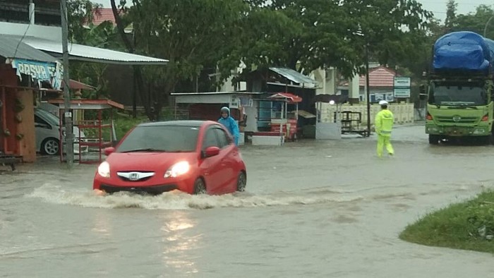 Banjir di Jalan Poros di Majene membuat lalin tersendat.