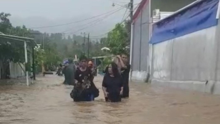 Banjir rendam permukiman di Mamuju. Warga setempat ramai-ramai mengungsi.