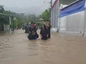 Banjir Rendam Permukiman di Mamuju, Warga Ramai-ramai Mengungsi