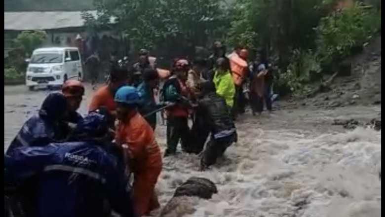 Banjir Parepare menyebabkan 95 anak SD terjebak di lokasi wisata Ladoma.