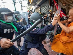 Demonstran Penolak KTT APEC Bentrok dengan Polisi Thailand