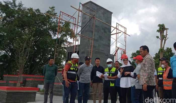 Bupati Klaten Sri Mulyani mengecek proyek Alun-alun Klaten, Jumat (18/11/2022).