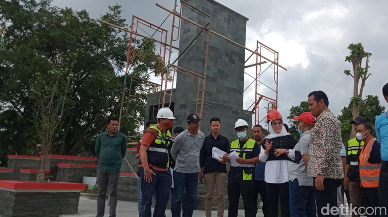 Bupati Klaten Sri Mulyani mengecek proyek Alun-alun Klaten, Jumat (18/11/2022). Bupati Klaten Sri Mulyani mengecek proyek Alun-alun Klaten, Jumat (18/11/2022).