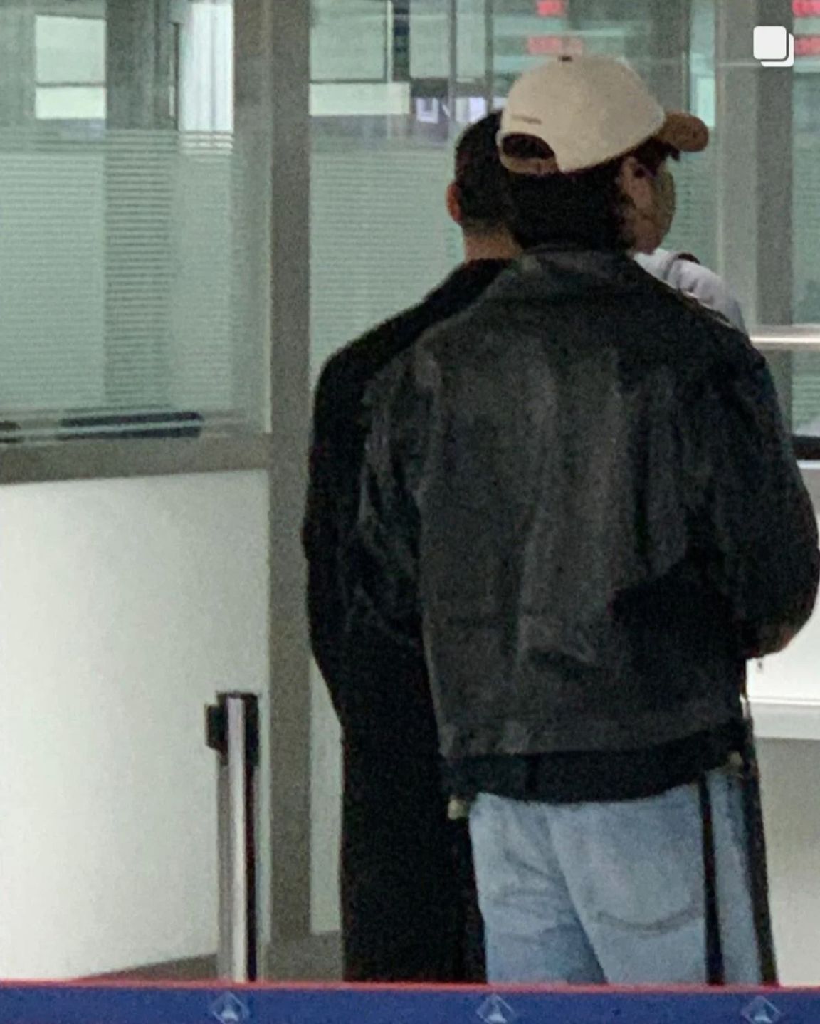 Cerita satu pesawat dengan V BTS