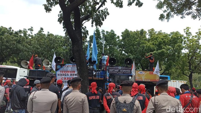 Demo Buruh di Depan Balai Kota