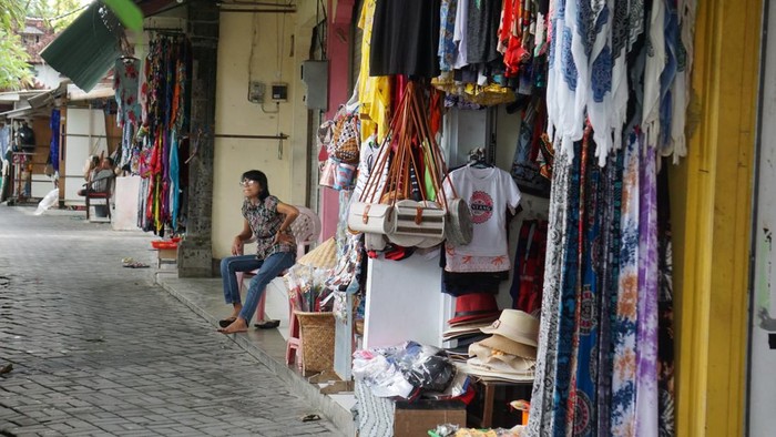 Deretan kios suvenir di sepanjang jalur utama menuju The Nusa Dua, Kelurahan Benoa, Badung, Bali, yang tak jauh dari venue KTT G20.