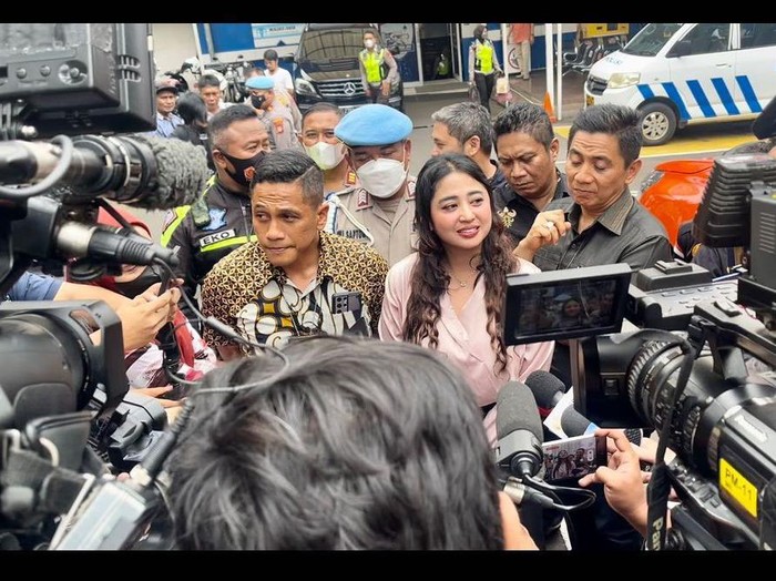 Dewi Perssik kembali laporkan haters.